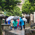 Turistas bajo la lluvia en la plaza de Mazarelos. Foto de Eladio Lois