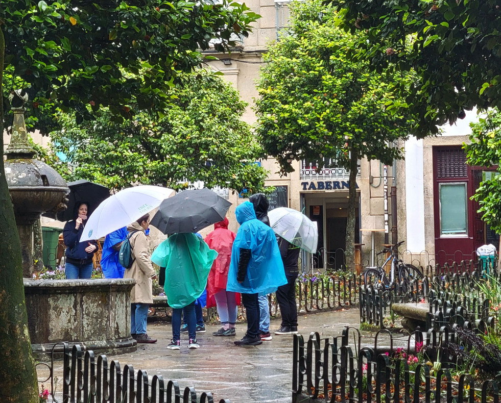 Turistas bajo la lluvia en la plaza de Mazarelos. Foto de Eladio Lois