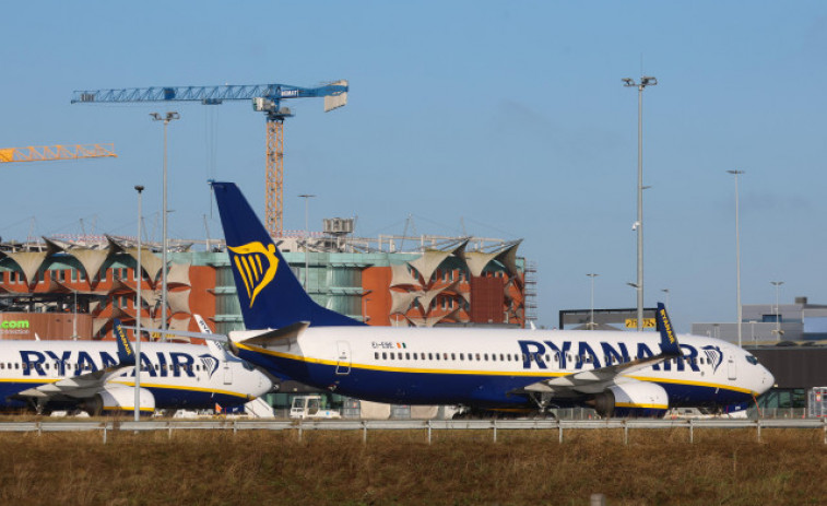 Ryanair retirará un avión y reducirá drásticamente su tráfico en Santiago de Compostela