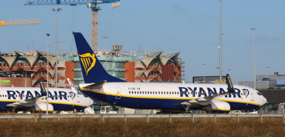 Ryanair retirará un avión y reducirá drásticamente su tráfico en Santiago de Compostela