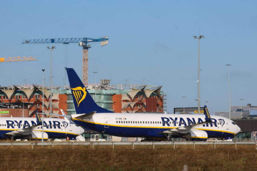 Ryanair retirará un avión y reducirá drásticamente su tráfico en Santiago de Compostela