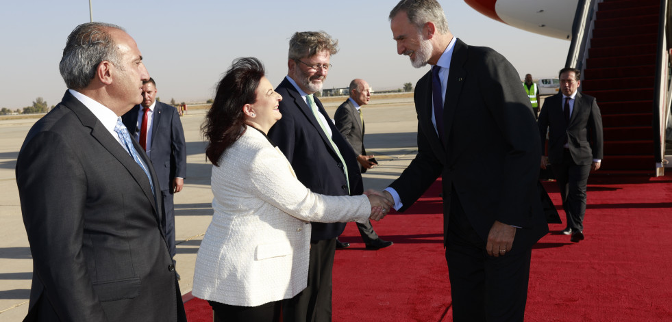 El Rey Felipe VI es recibido por el príncipe Faisal bin Hussein a su llegada a Jordania