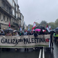 Miles de personas claman bajo la lluvia en Santiago contra el año de masacres y destrucción de Israel a Palestina