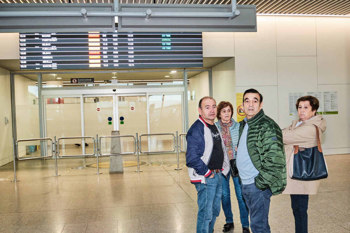 La familia esperando la llegada de Manuel Segade