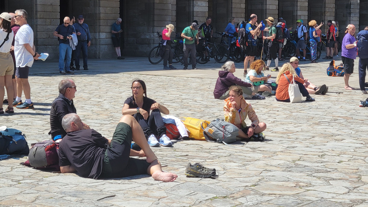 Turistas descansando. Foto de Eladio Lois