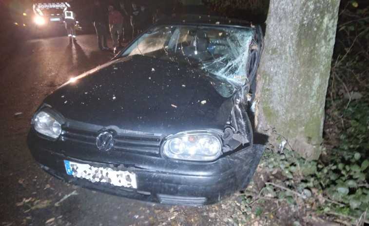 Cuatro heridos en Arzúa tras chocar contra un árbol