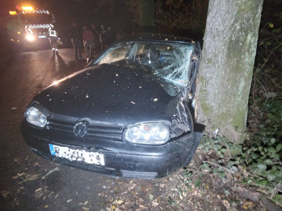 Cuatro heridos en Arzúa tras chocar contra un árbol