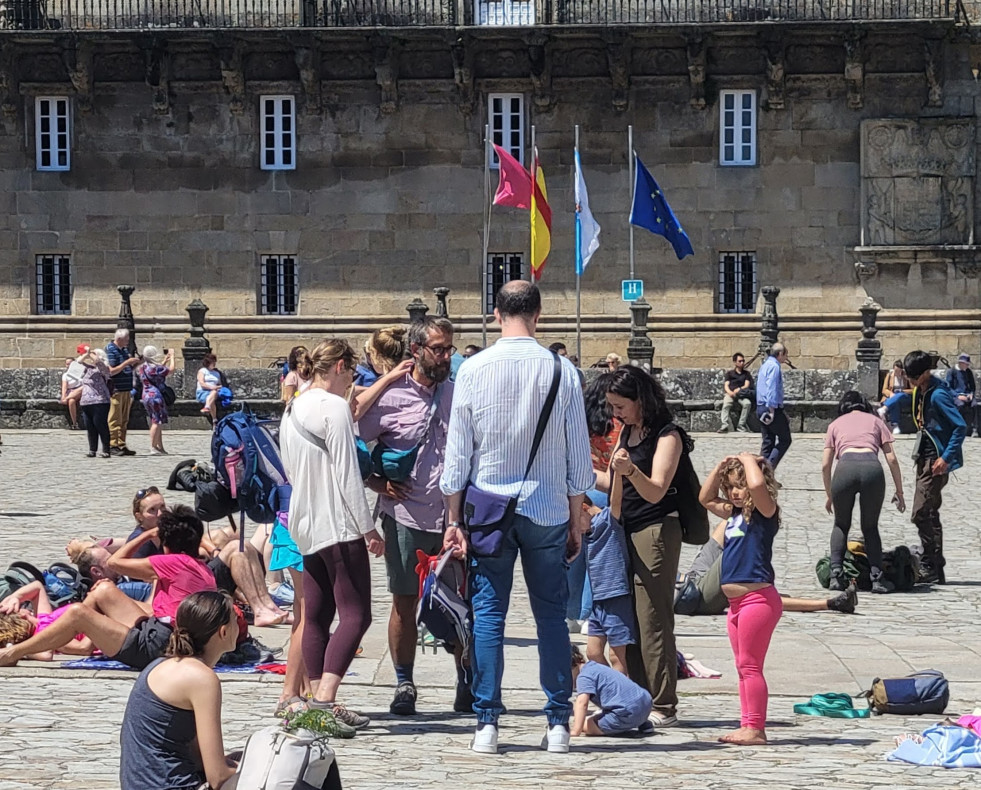 Turistas descansando en la plaza del Obradoiro. Foto de Eladio Lois