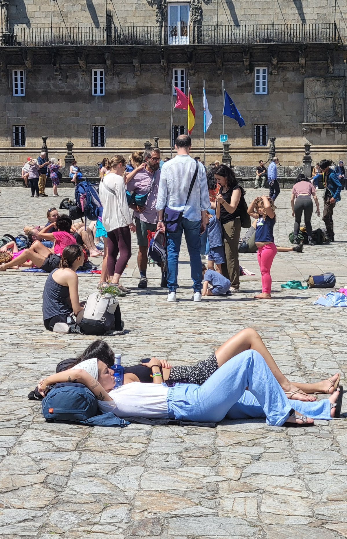 Turistas descansando en la plaza del Obradoiro. Foto de Eladio Lois