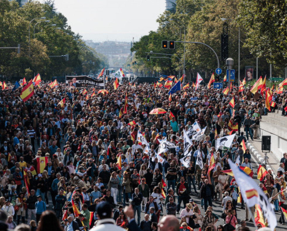 MilesdepersonasduranteunaconcentracinparapedireleccionesgeneralesenlaPlazadeCastilla