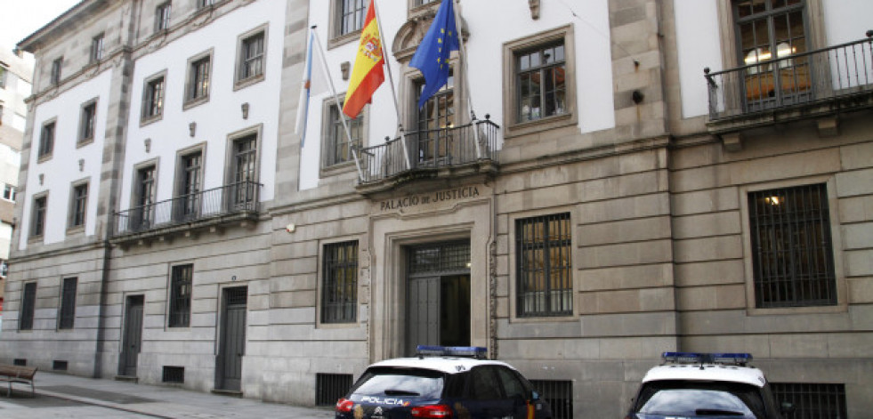 Un hombre de Ponteareas se enfrenta a prisión por poseer ilegalmente 84 armas de fuego