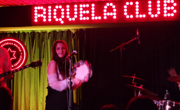 Sabela en concierto en la sala Riquela Club