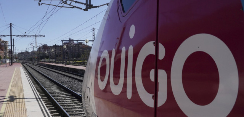 Adif abre la puerta a que operadores privados operen 32 trenes entre Galicia y Madrid