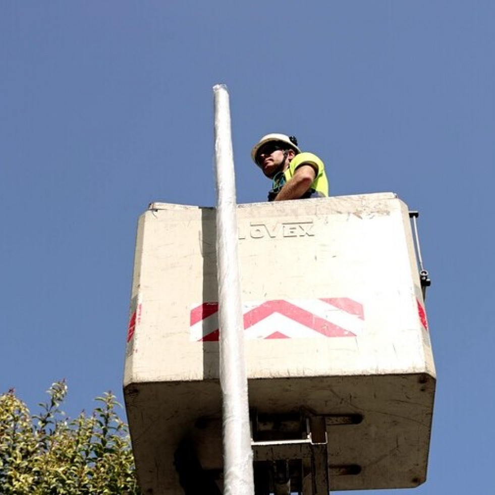 Operario reemplezando el alumbado publico en Santiago