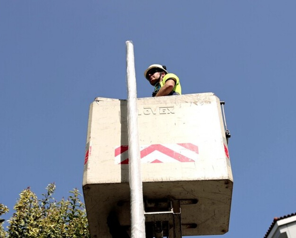 Operario reemplezando el alumbado publico en Santiago