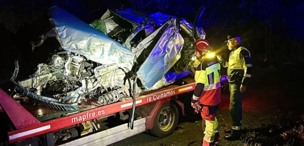 Muere un hombre tras salirse de la vía el coche que conducía en Maside
