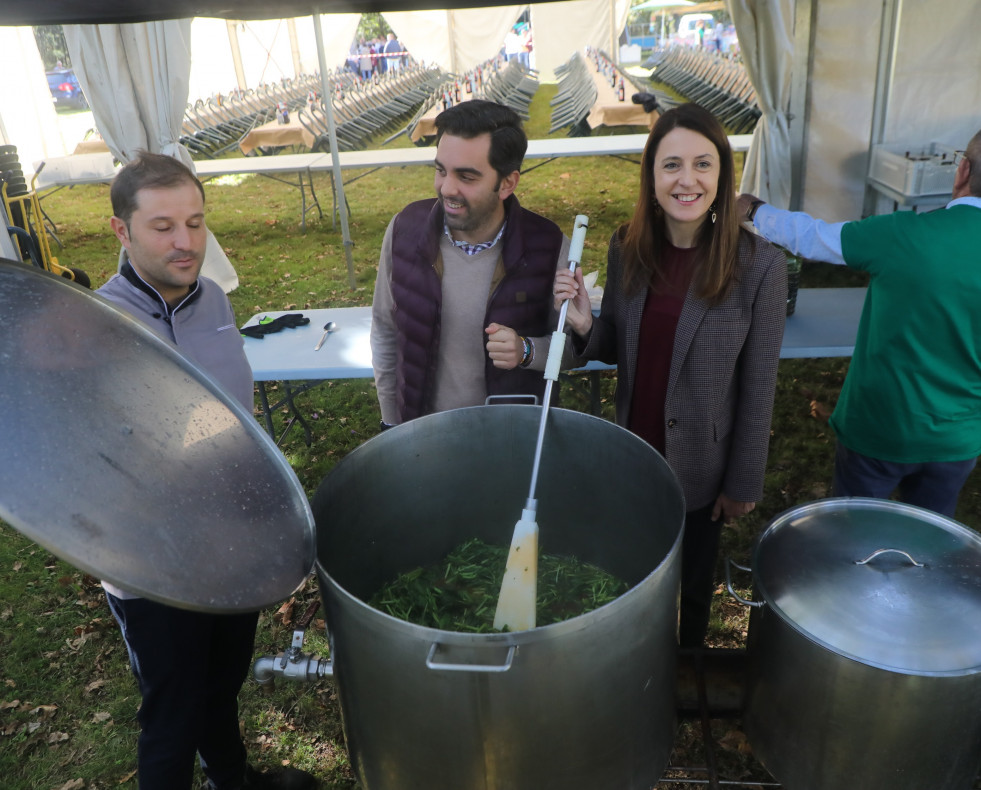 La conselleira do Medio Rural, María José Gómez, en la Festa da Matanza de Transmonte.