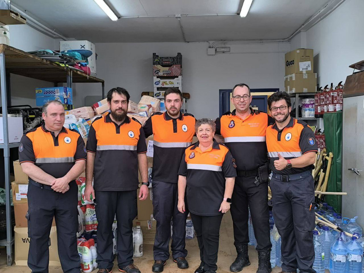 Voluntarios en el momento de la entrega