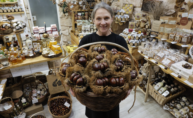 Una tienda solo de castañas conquista a compostelanos y peregrinos del Camino de Santiago