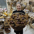 SANTIAGO DE COMPOSTELA (ESPAÑA), 10/11/2024.- Veronika Viadelová, nacida en Praga, posa en su tienda 