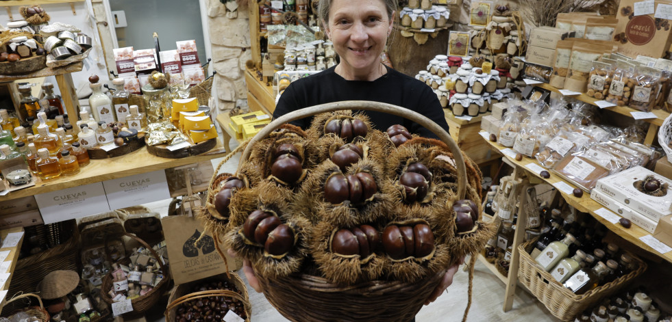 Una tienda solo de castañas conquista a compostelanos y peregrinos del Camino de Santiago