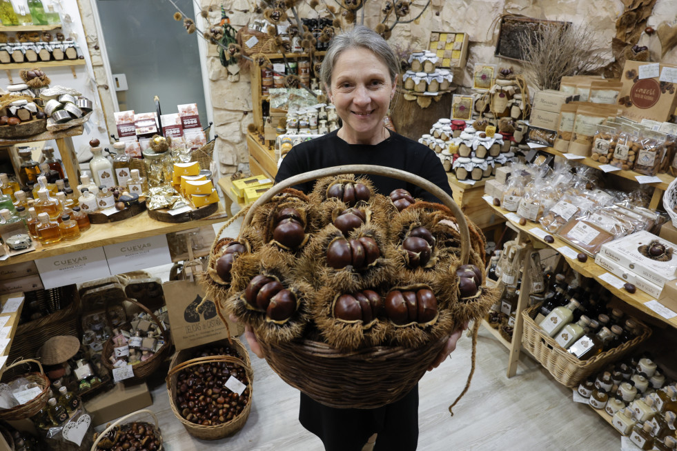 SANTIAGO DE COMPOSTELA (ESPAÑA), 10/11/2024.- Veronika Viadelová, nacida en Praga, posa en su tienda 