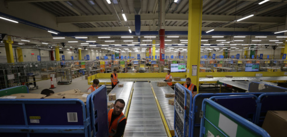 Así es por dentro el centro de Amazon en Cambre que ya distribuye 15.000 paquetes al día