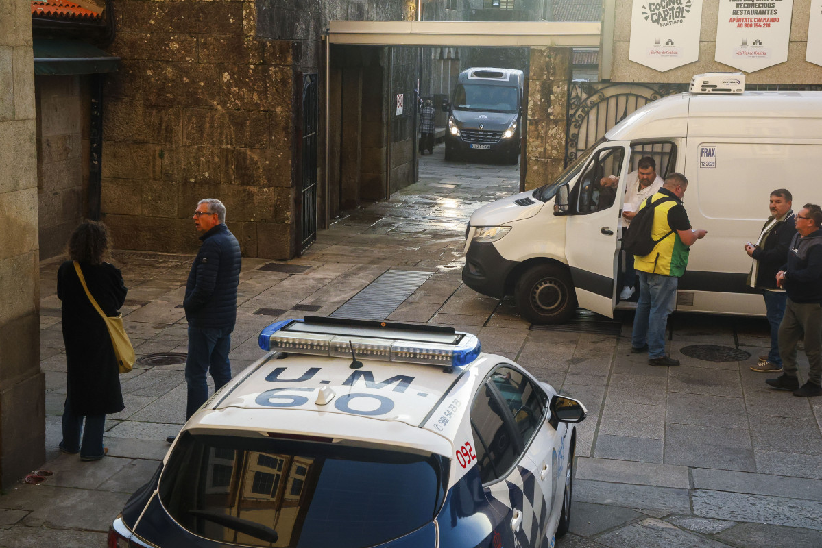 SANTIAGO DE COMPOSTELA, 12/11/2024.- Las fuerzas de seguridad investigan esta mañana el homicidio de Antonio Costa, propietario del puesto de carne Chelo &amp; Muñico que se ha producido esta mañan