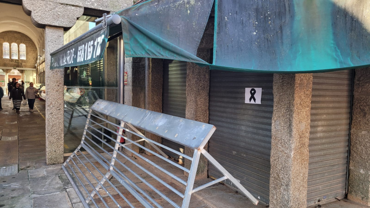 Consternación en la plaza de Abastos de Santiago tras el crimen que le costó la vida al carnicero Antonio Costa @ Eladio González Lois (1)