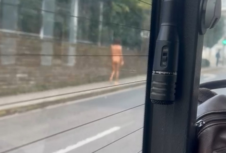 Un hombre siembra el caos paseándose desnudo por la plaza de Galicia de Santiago de Compostela