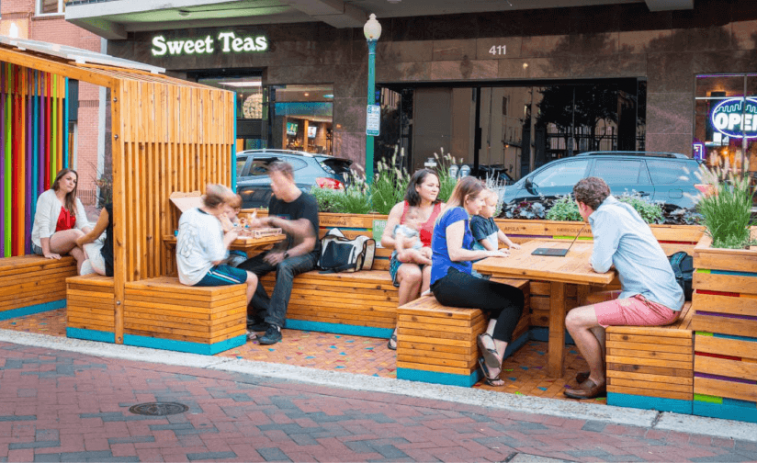 ¿Qué son los parklets que planea instalar Santiago de Compostela en sus aceras?