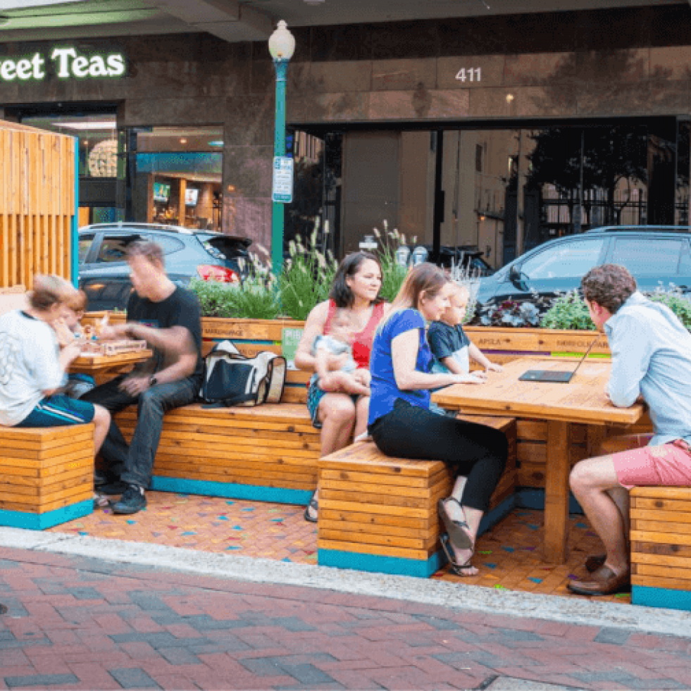 ¿Qué son los parklets que planea instalar Santiago de Compostela en sus aceras?