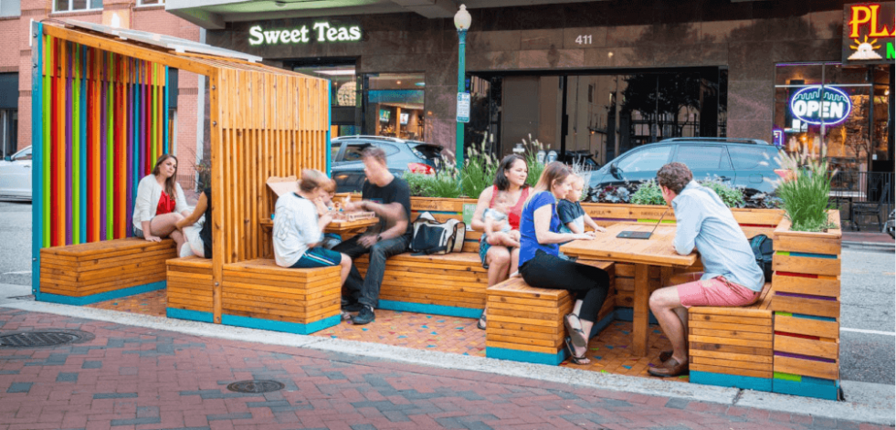 ¿Qué son los parklets que planea instalar Santiago de Compostela en sus aceras?