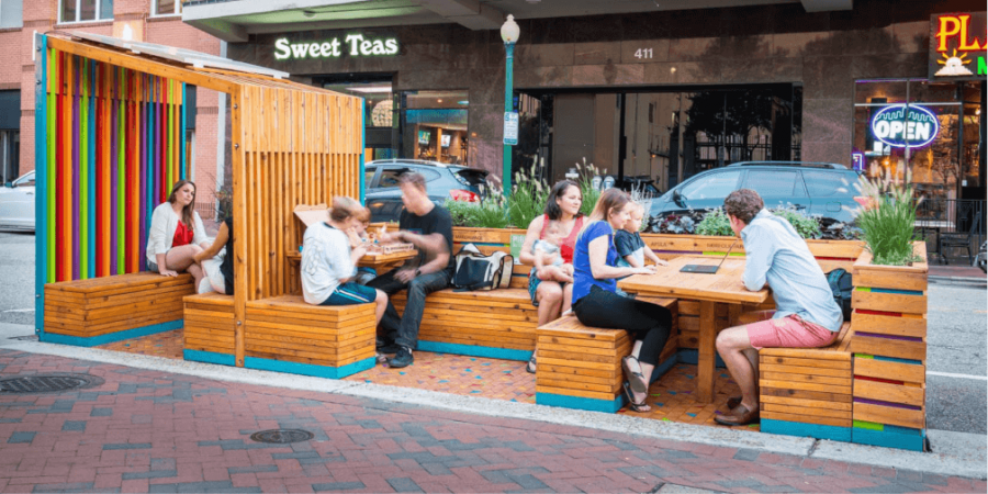 ¿Qué son los parklets que planea instalar Santiago de Compostela en sus aceras?