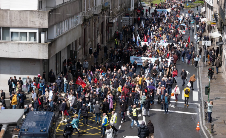 Miles de personas se concentran en Santiago para denunciar la 