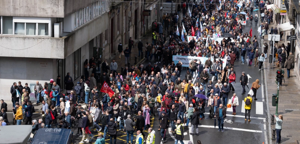 Miles de personas se concentran en Santiago para denunciar la 