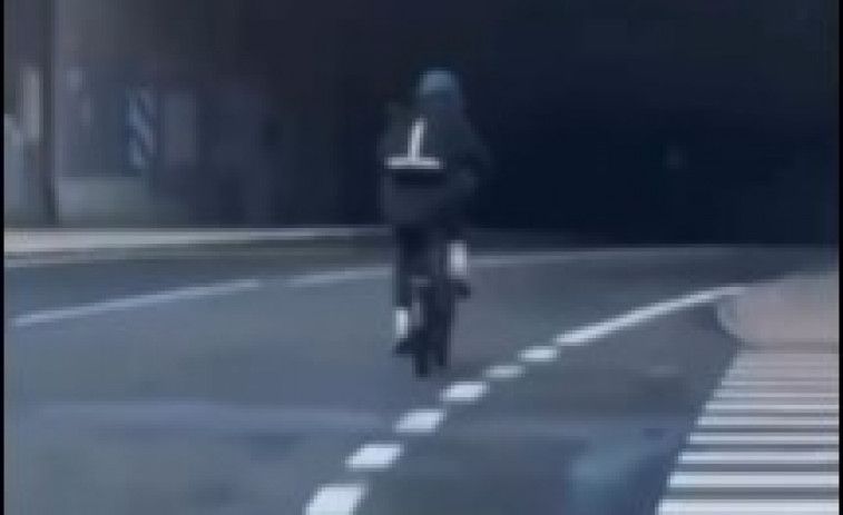 El viral vídeo de un usuario circulando fuera del carril bici desata el debate en Santiago