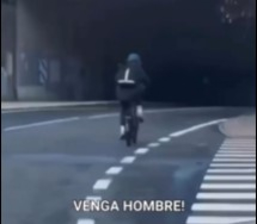 El viral vídeo de un usuario circulando fuera del carril bici desata el debate en Santiago