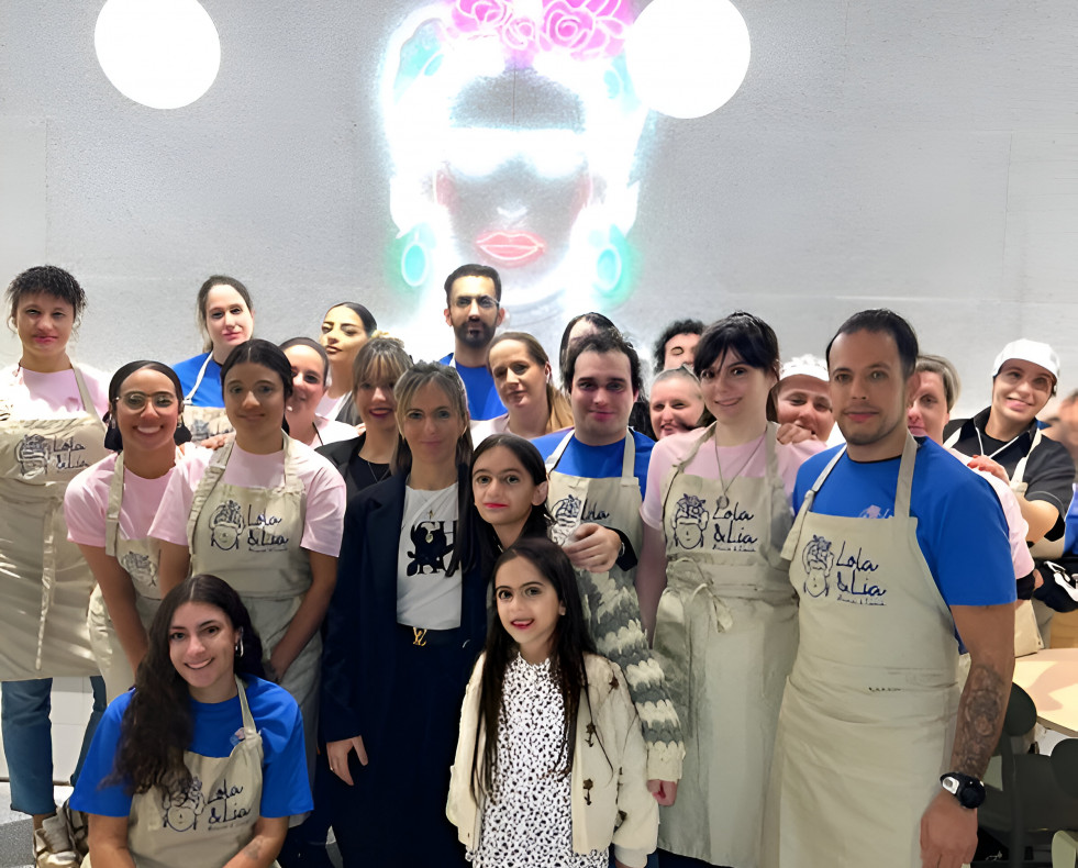 Foto de familia del equipo del restaurante Lola & Lía el día de la inauguración del local  LOLA & LÍA