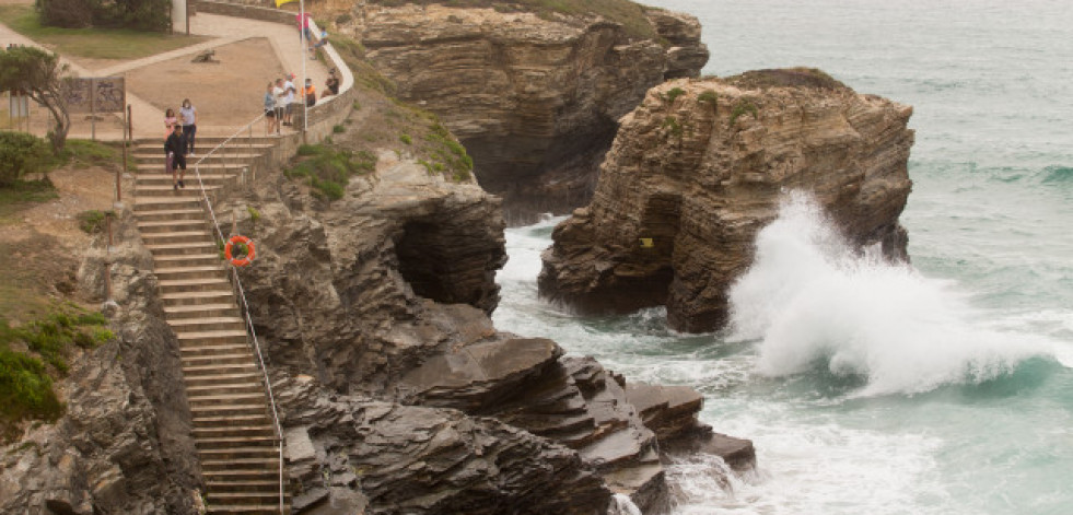 Fallece una mujer tras una indisposición en el aparcamiento de la playa de As Catedrais