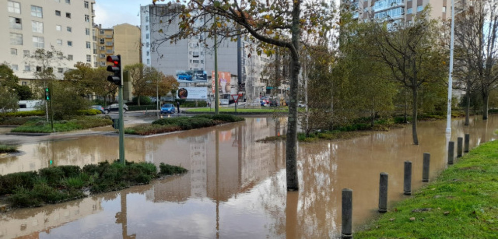 Una gran riada anega varias calles de A Coruña