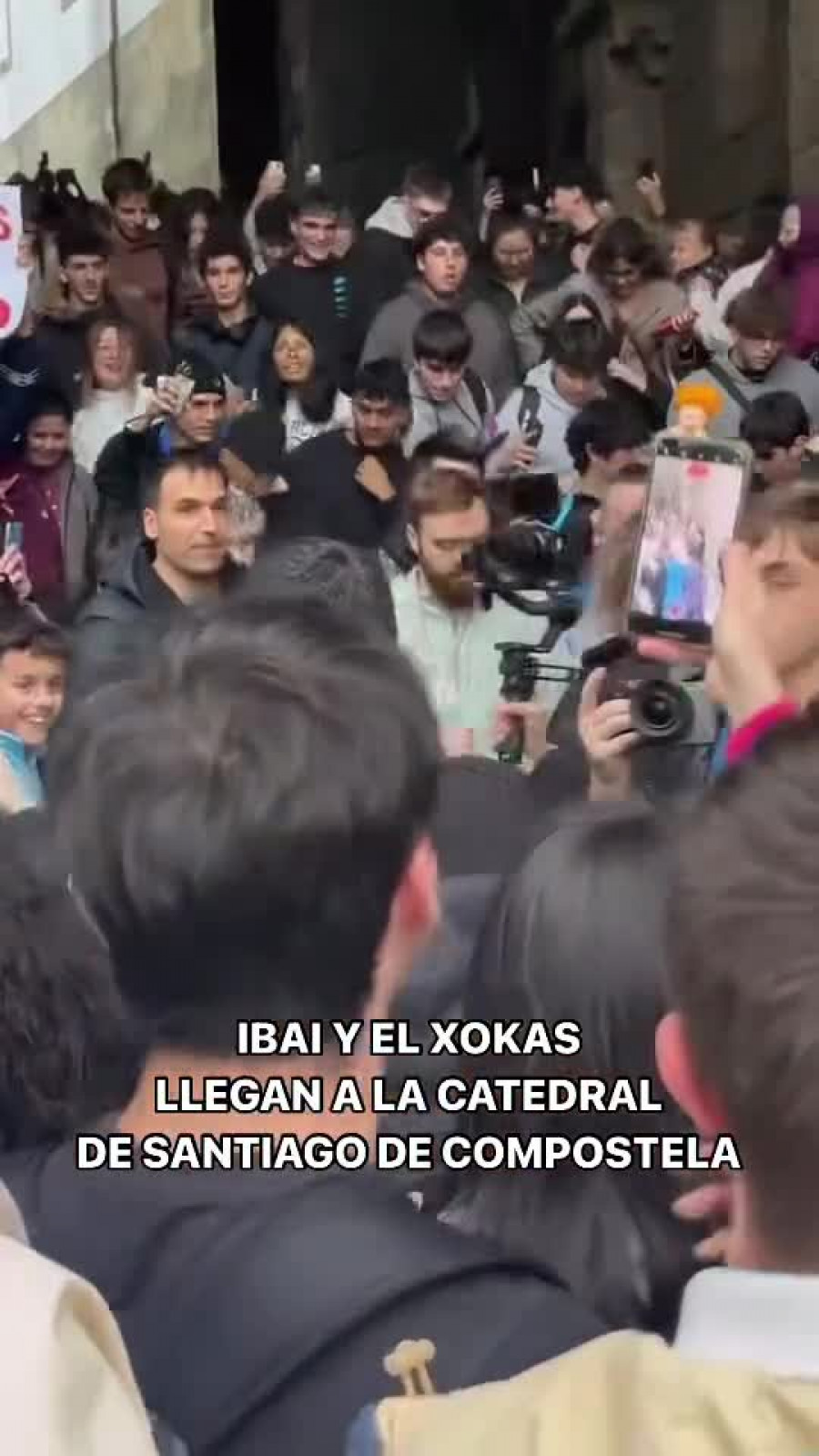 Locura total en Santiago de Compostela por la llegada de Ibai Llanos y El Xokas