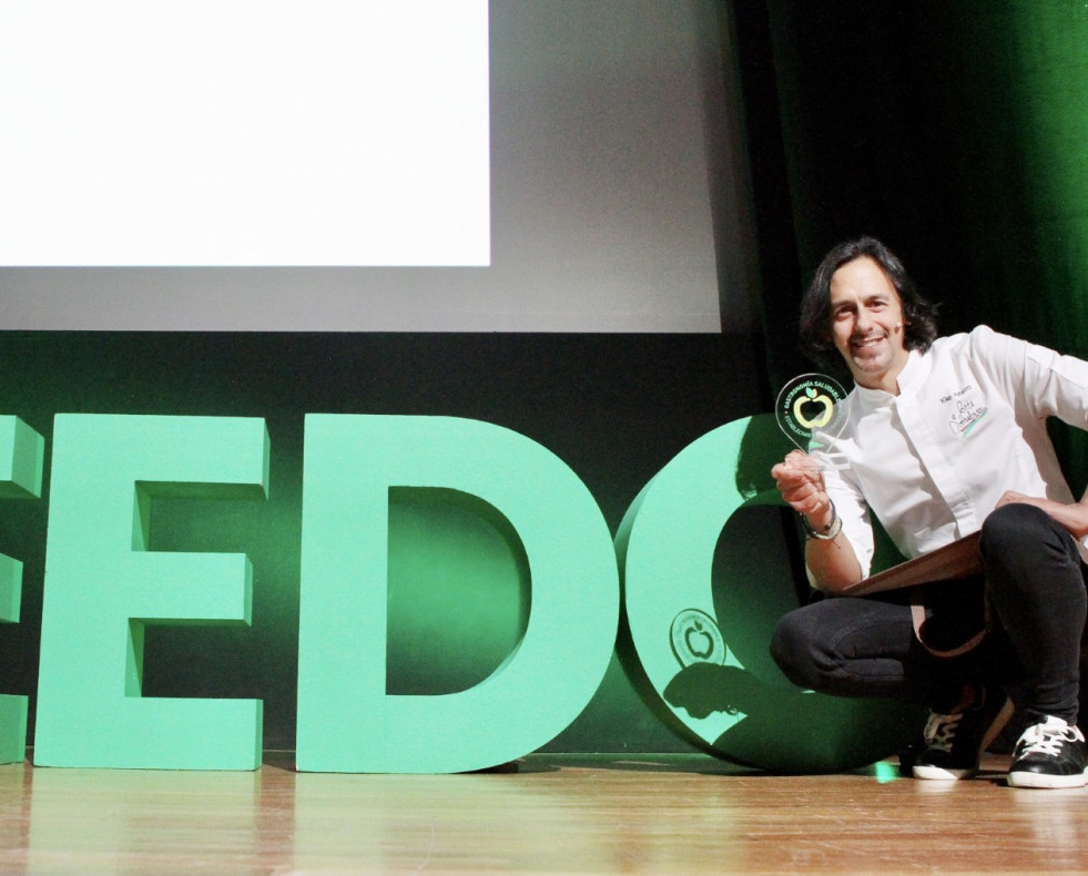 El chef de A Horta dObradoiro posa tras recibir el premio