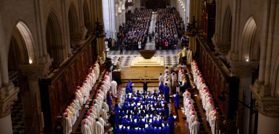 El ministro de Cultura declinó ir a la reapertura de Notre Dame por su agenda familiar y Feijóo lo califica de 