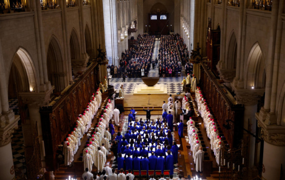 El ministro de Cultura declinó ir a la reapertura de Notre Dame por su agenda familiar y Feijóo lo califica de 