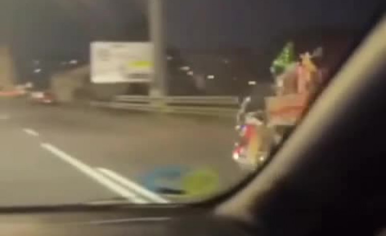 VÍDEO | Captan a un 'ayudante de Papá Noel' circulando en moto por la carretera de Milladoiro