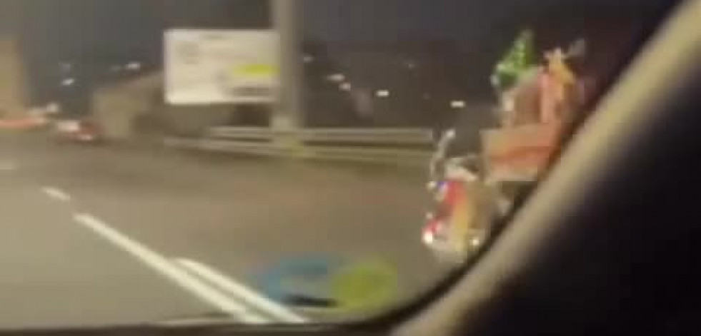 VÍDEO | Captan a un 'ayudante de Papá Noel' circulando en moto por la carretera de Milladoiro