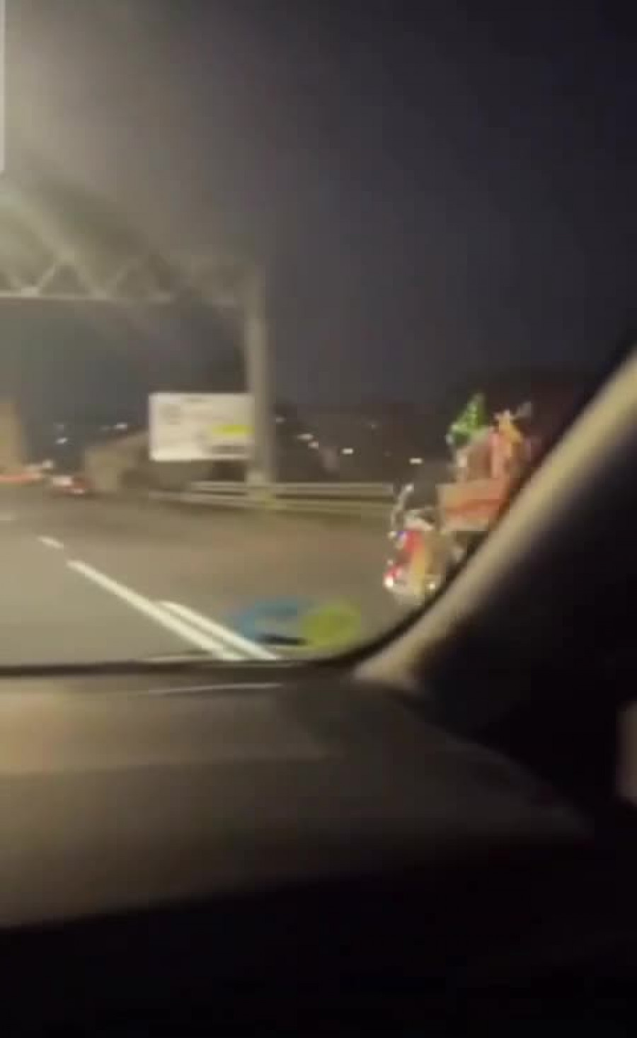 VÍDEO | Captan a un 'ayudante de Papá Noel' circulando en moto por la carretera de Milladoiro