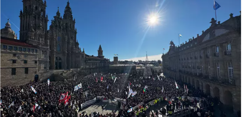 Una marcha multitudinaria recorre las calles de Santiago contra el proyecto de Altri