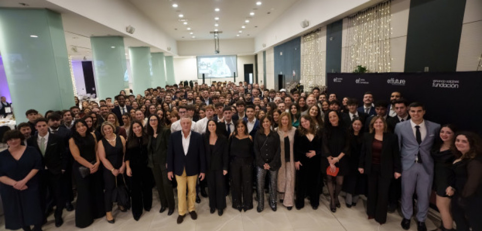 Cerca de 300 estudiantes, profesores y trabajadores de efbs Grupo Educativo y Cesuga celebran su cena de Navidad en A Coruña